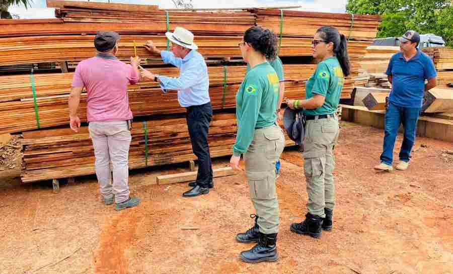 Prefeitura de Rio Branco recebe doação de madeiras para o programa 1.001 Dignidades